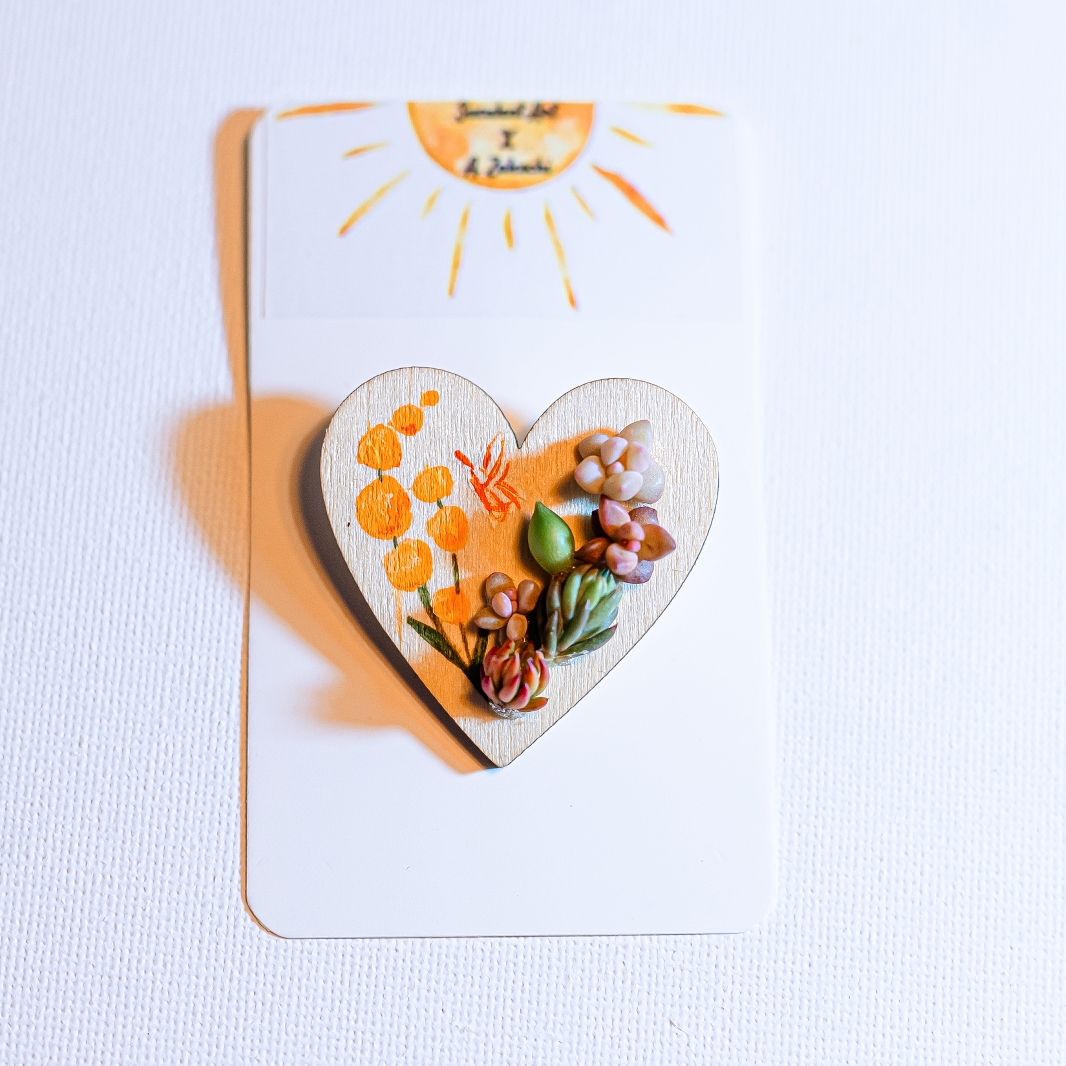 Martisor suculent natural-pictat manual, tip brosa, inima - imagine 3