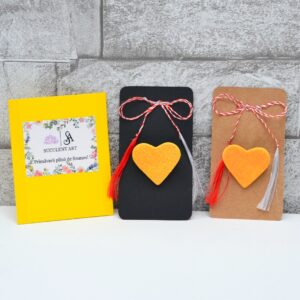 Martisor tip brosa, inima mare, galben-portocaliu