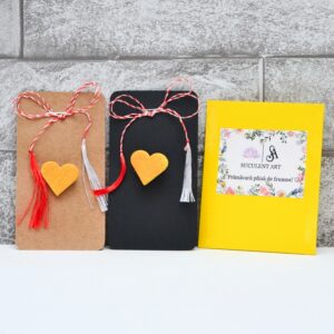 Martisor tip brosa, inima mica, galben-portocaliu